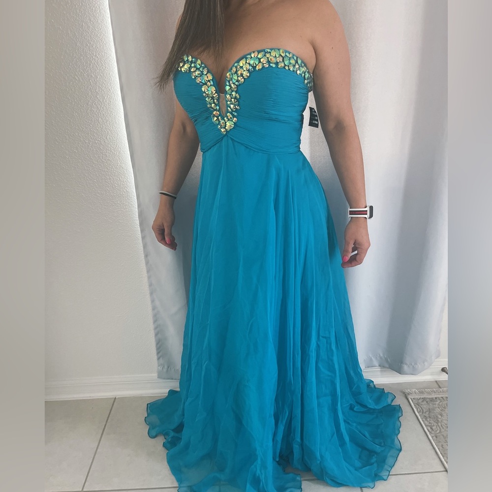 Prom Deess - Picture 2 of 4